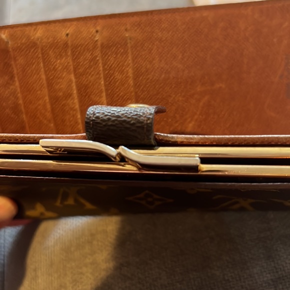 Luis Vuitton Authentic Long Vintage Kiss-lock Bifold Wallet - Picture 16 of 16